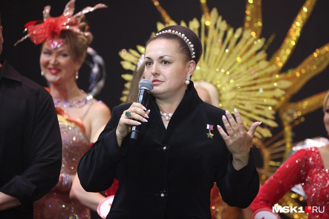Елена Серова выступает со сцены | Источник: Татьяна Спиридонова / MSK1.RU