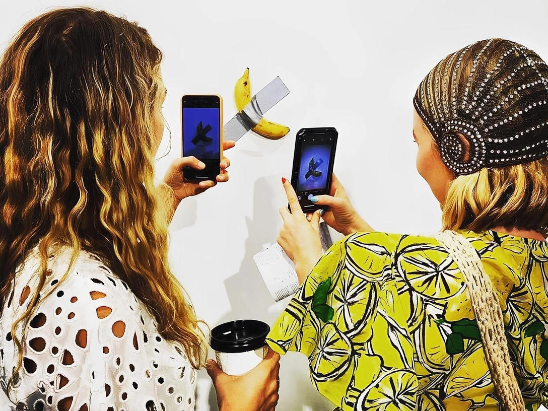 Картина «Комик» Маурицио Каттелана | marieclaire.ru