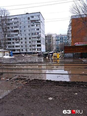 Здесь даже асфальт стыдится своего вида | Источник: Читатель 63.RU