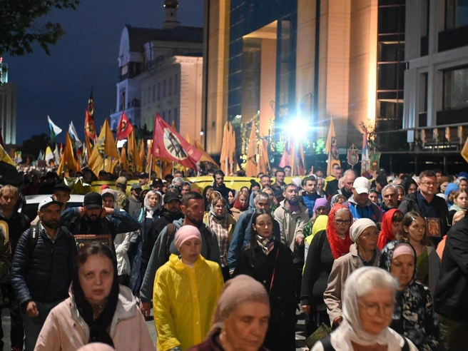 Колонна отправилась в путь в 03:30, хотя планировалось на час раньше | Источник: Дмитрий Емельянов / E1.RU 
