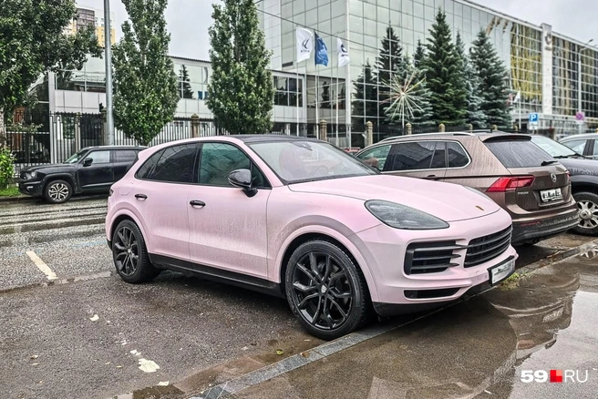 Очаровательный розовый Porsche Cayenne | Источник: Василина Любимова / 59.RU