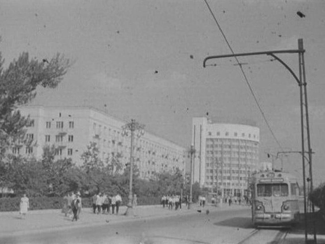 Еще один трамвай МТВ-82, снятый недалеко от гостиницы «Исеть». | Источник: читатель E1.RU