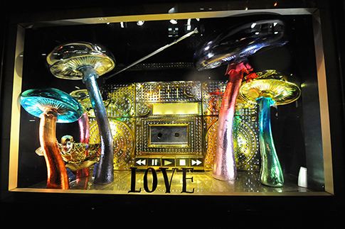 Витрины Barneys от База Лурмана | Источник: Getty Images