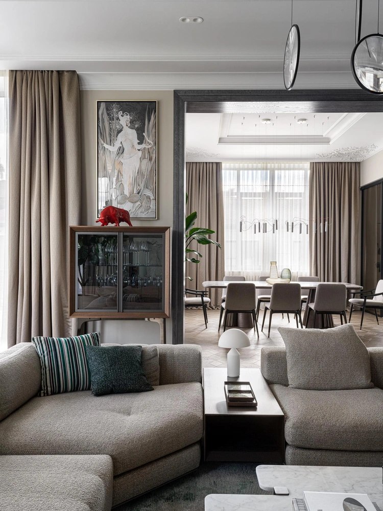 Вид на столовую из гостиной. Пол, Esse. Диван, Minotti. Креденца, Sovet. Картина, Peshe. Стол и стулья, Cheppi. Свет, Davide Groppi. | Источник: Сергей Красюк. Стиль: Кира Прохорова