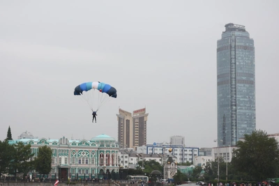 Десяток парашютистов совершили рекордный прыжок над Плотинкой