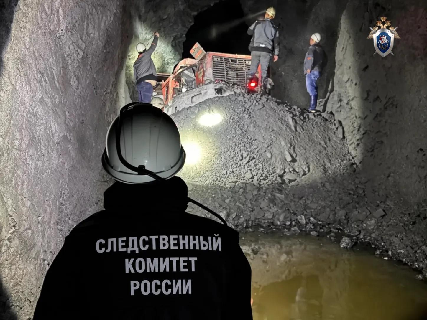 «Упал с высоты около 20 метров»: рабочий погиб на Южном Урале, сорвавшись в шахту вместе с погрузчиком