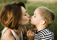 Почему нельзя целовать детей в губы — вы об этом точно не знали