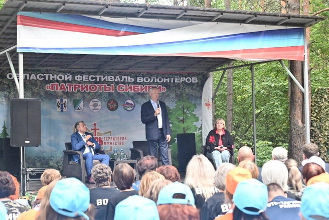 Обсудили поддержку участников СВО и их семей, а также волонтерского производства | Источник: www.nso.ru