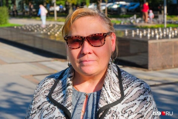 Татьяна читает ленту новостей полностью&nbsp;— что-то конкретное не отбирает | Источник: Тимофей Калмаков / 59.RU