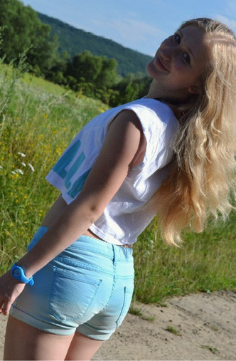 Наивная блондинка с кальяном: как выглядела украинская беженка, когда ее впервые обвинили в мошенничестве