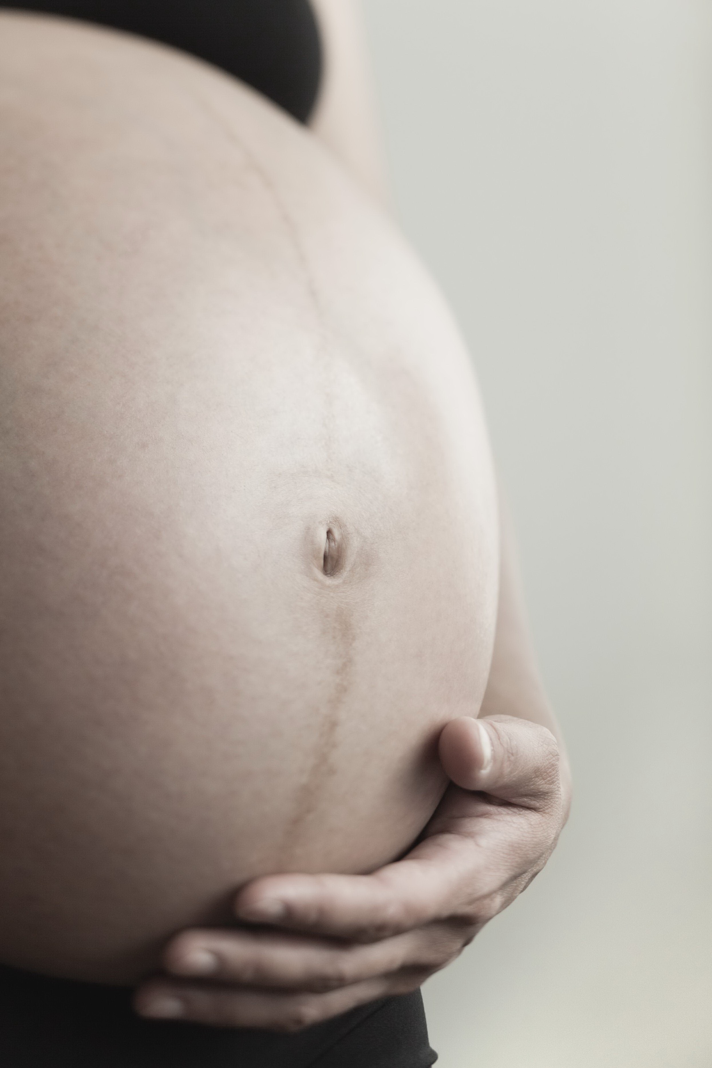 Появление полоски на животе при беременности — анализ причин и объяснение явления