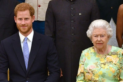 Как королева Елизавета «давила» на принца Гарри, видя в Уильяме короля