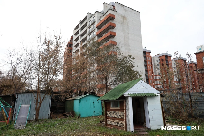 Домик построен на совесть и выглядит достаточно крепким | Источник: Евгений Софийчук / NGS55.RU