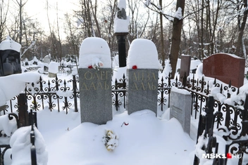 Могила актера Олега Даля рядом с могилой его жены | Источник: Татьяна Спиридонова / MSK1.RU