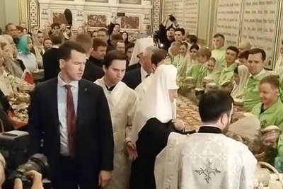 Патриарх Кирилл освятил пасхальные куличи в Москве