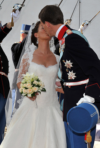 Фото №49 - Самые трогательные моменты королевских свадеб (о Гарри и Меган мы тоже не забыли)