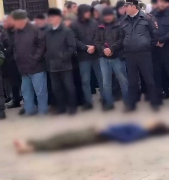Видео с телом, выставленным на площади Ачхой-Мартана, появилось в соцсетях. Предположительно, это напавший на полицейских | Источник: скриншот видео Осторожно, новости