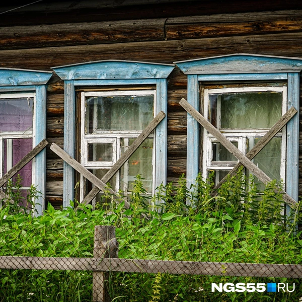 Дворы заросли крапивой, окна заколочены | Источник: Тамара Башаева / NGS55.RU