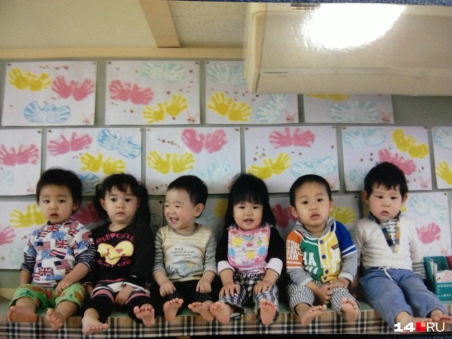 Маленький Женя в садике (первый справа) | Источник: Вида Ефремова