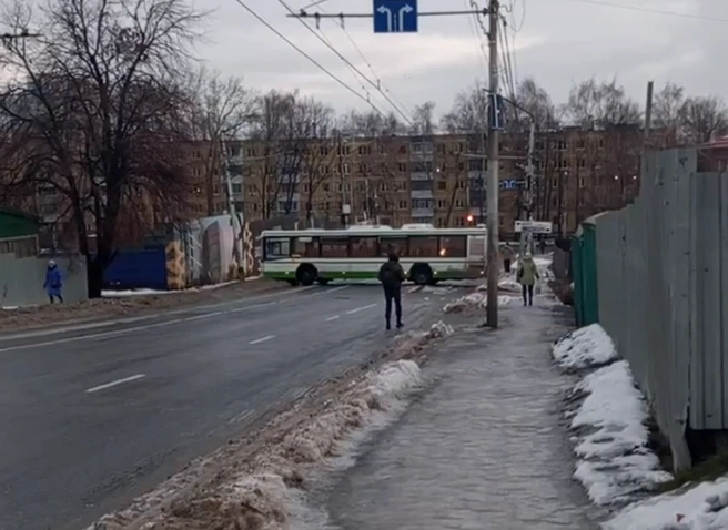 Из-за скользкой дороги на улице Новой развернуло автобус | ya62.ru