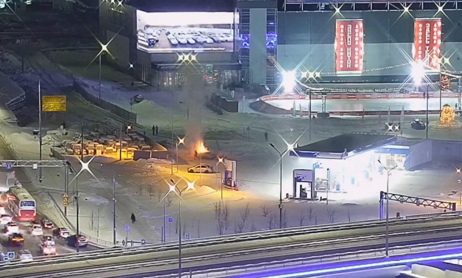 Пытались потушить снегом: рядом с заправкой на шоссе Космонавтов сгорел автомобиль — фото 