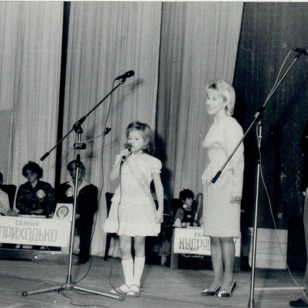 Катя с мамой и папой участвуют в семейном конкурсе | Источник: Katerinashpitsa / Telegram