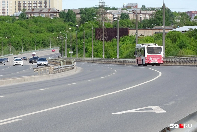 На каждом фонарном столбе установлены белые приспособления — это и есть камеры наблюдения | Источник: Кирилл Хафизов