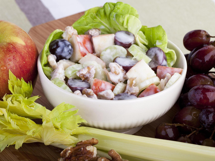 Вальдорфский салат из «Отчаянных домохозяек»: легендарный рецепт, который легко повторить дома