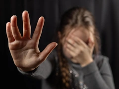 10-летняя беременная вдова: Сеть потрясли кадры девочки, оплакивающей мужа