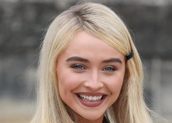 Сабрина Карпентер показывает, как носить главную челку сезона