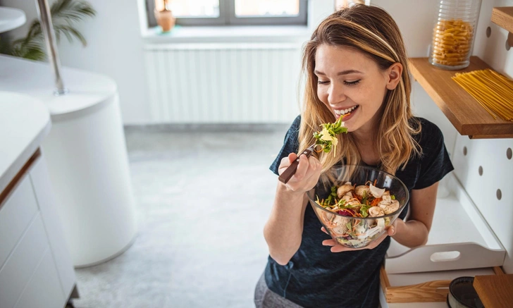 Постоянные перекусы, еда из доставки и еще 4 пищевые привычки, которые могут быть признаками СДВГ | doctorpiter.ru