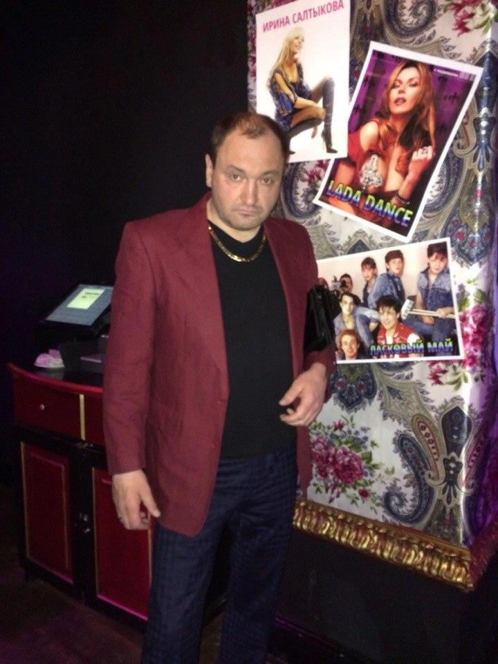 Актер в образе нового русского в своем заведении Hills 18/36 | Источник: Сергей Ершов / Vk.com