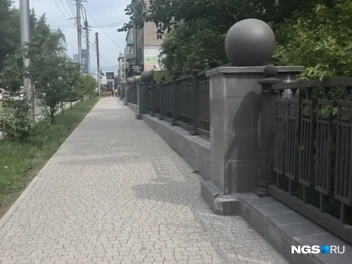 На бетонных столбах откололась плитка | Источник: Андрей Бортко / NGS.RU