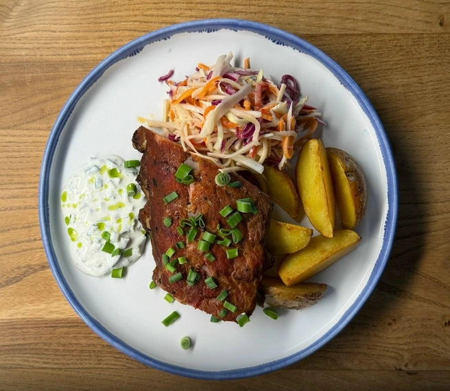 Свиные ребра с картофельными дольками | Источник: Red BBQ Ресторан | Бар / VK.com