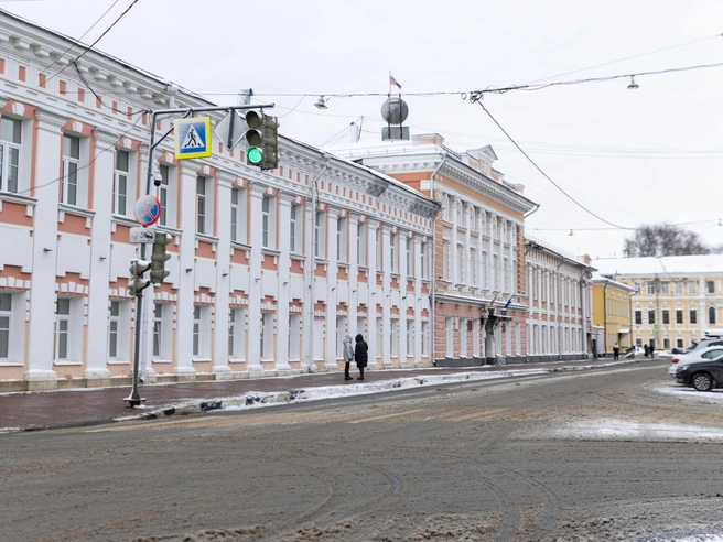 Создаётся впечатление, что правила парковки соблюдаются лишь на участке у здания мэрии. | Источник: Артем Бауман / 76.RU