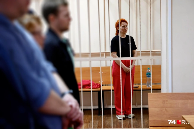Поддержать ее в суд пришла семья — бывший муж и сын-офицер, участник СВО | Источник: Михаил Шилкин