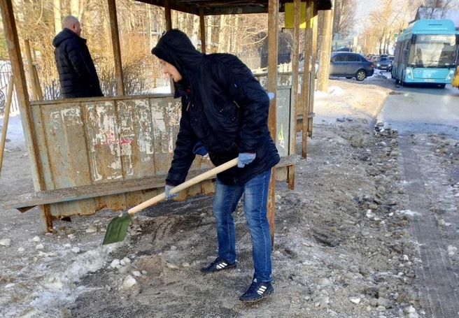 Осужденные Архангельской области стали дворниками: в городе продолжают борьбу с гололедом | Источник: УФСИН России по Архангельской области