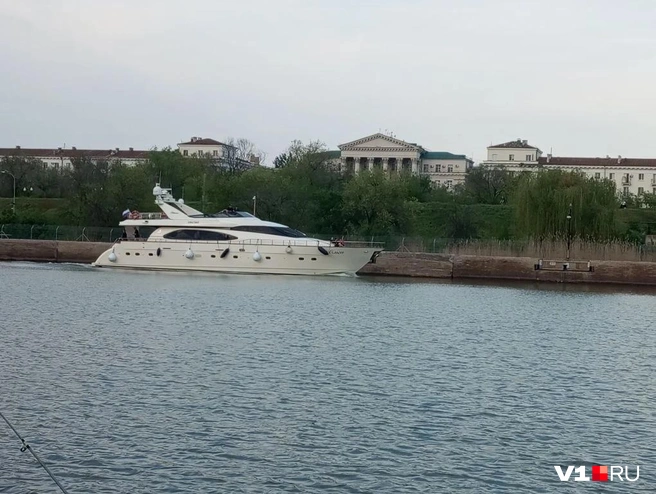 Навстречу итальянской яхте в Красноармейском районе шла вот эта красавица | Источник: читатели V1.RU