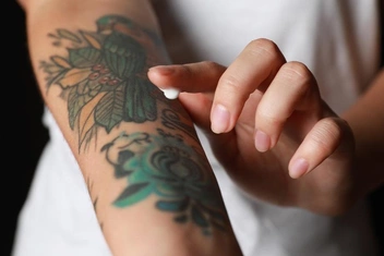 Будут выглядеть достойно даже в старости: 4 правила ухода за татуировками
