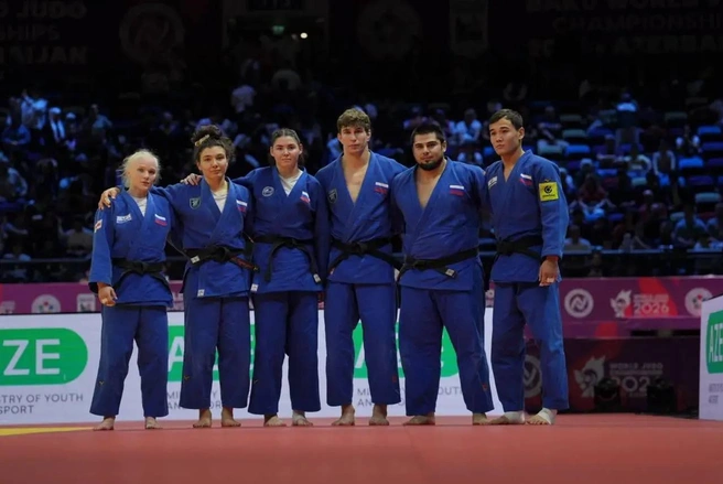 Серебряные призеры смешанного командного турнира чемпионата мира по дзюдо в Баку | Источник: Федерация дзюдо России