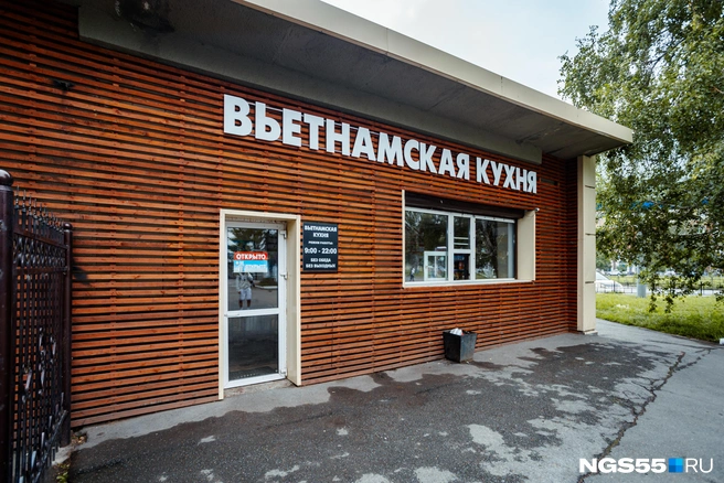 Концепция заведения не предполагает, что вы тут сможете долго и неспеша обедать | Источник: Кирилл Башинский / NGS55.RU