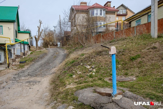 Колонка для воды и интересный домик на фоне | Источник: Булат Салихов / UFA1.RU