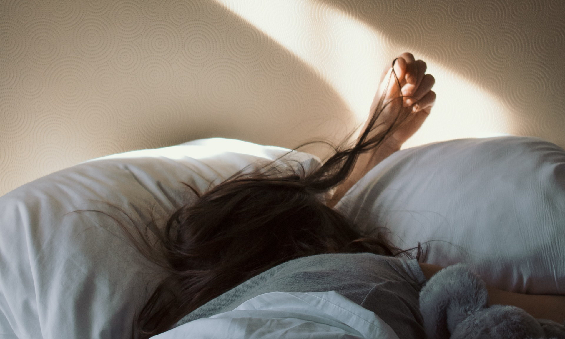 Как быстро уснуть, если вы проснулись посреди ночи? 4 совета от психолога