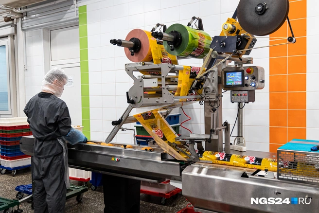 Первыми в фирменные пакеты отправились 31-ые | Источник: Мария Ленц / NGS24.RU