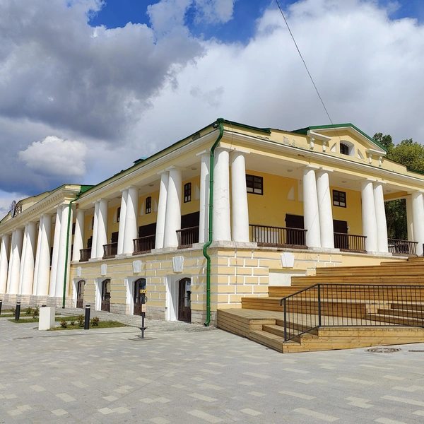 В отреставрированном корпусе торговых рядов размещается касимовский ТИЦ | Источник: vokrugsveta.ru