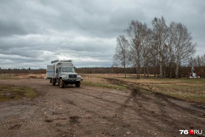 Грузовик «Россетей» остановился недалеко от продуктового магазина | Источник: Александр Куренной / 76.RU