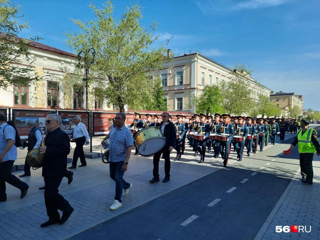 Военный оркестр прошелся по улице Советской в рамках подготовки ко Дню Победы | Источник: Анастасия Баринова / 56.RU