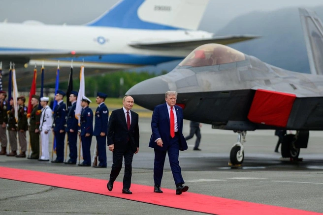 Вокруг дорожки расположились четыре истребителя F-22 Raptor | Источник: The White House / X