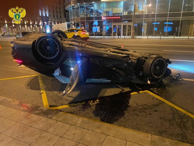 ВИДЕО ⟩ В центре Москвы на площади пара занялась сексом перед камерами