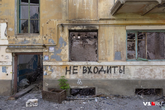 Единственное, что защищает входы в дом&nbsp;— предупреждающие надписи | Источник: Константин Завриков / V1.RU